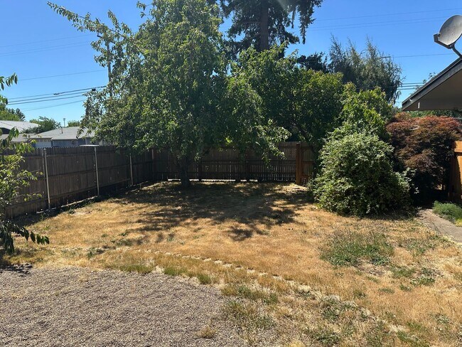 Building Photo - Updated 4 bedroom 2 bath house in Eugene!