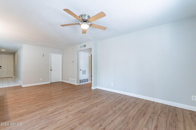 Building Photo - 110 W Seldon Ln