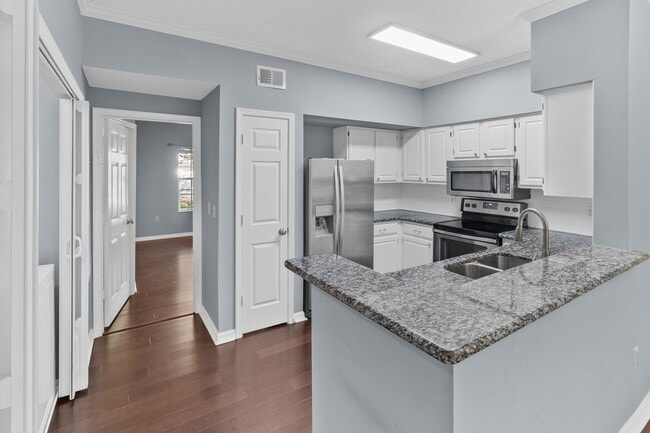 Building Photo - Luxurious 1 Bed / 1 Bath Condo in The Link...
