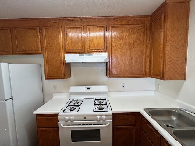 Building Photo - 714 E Elk Ave