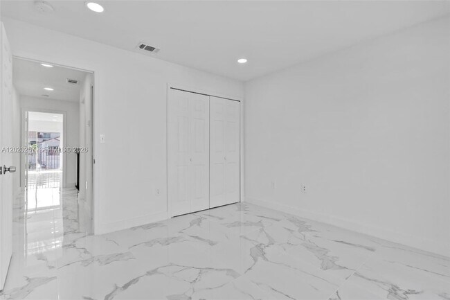 Building Photo - 10245 SW 154th Pl