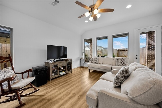 Building Photo - 31243 Riley Hts Dr