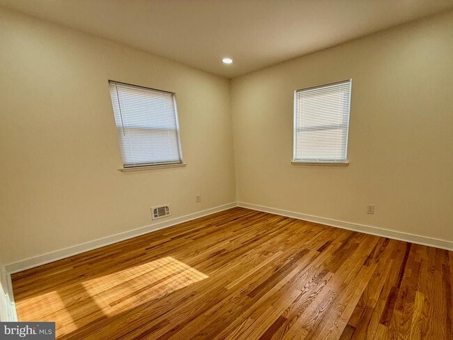 Building Photo - 504 Crisfield Rd