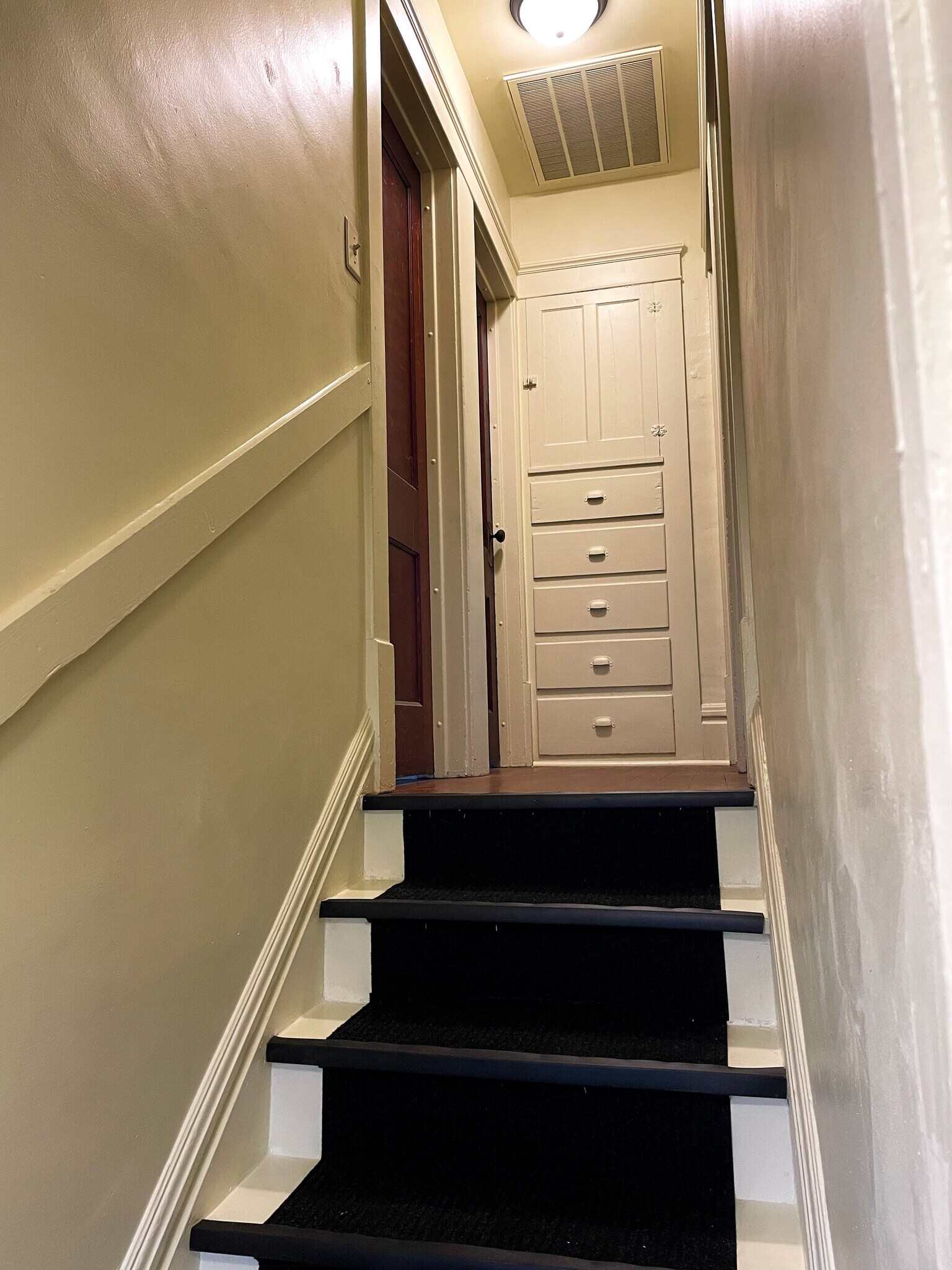 Building Photo - 889 N Main St