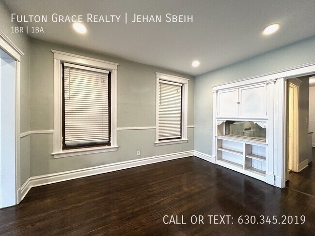 Building Photo - 910 W Addison St