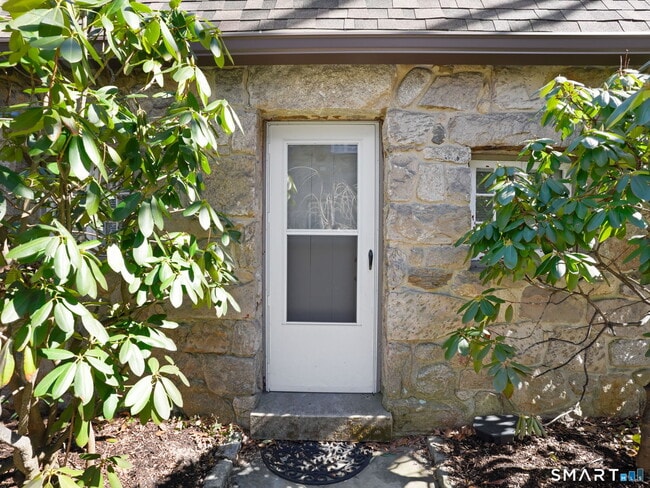 Building Photo - 212 New Canaan Ave