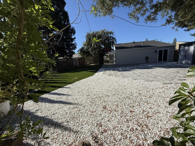 Building Photo - 328 Flaming Oak Dr