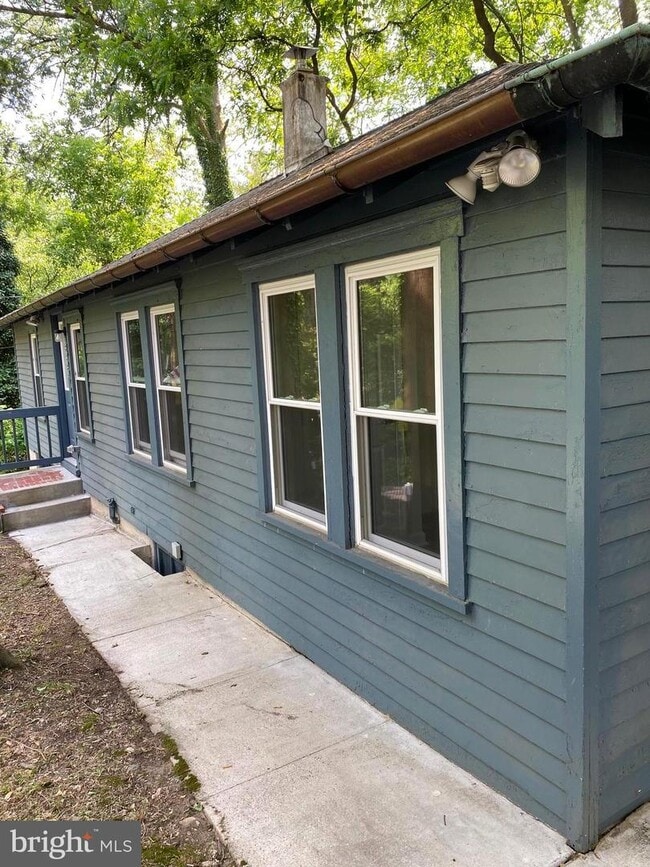 Primary Photo - 2033 Harts Ln