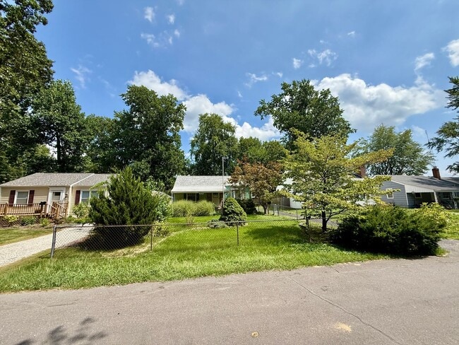 Building Photo - 2 Bed / 1 Bath House with lots of Features...
