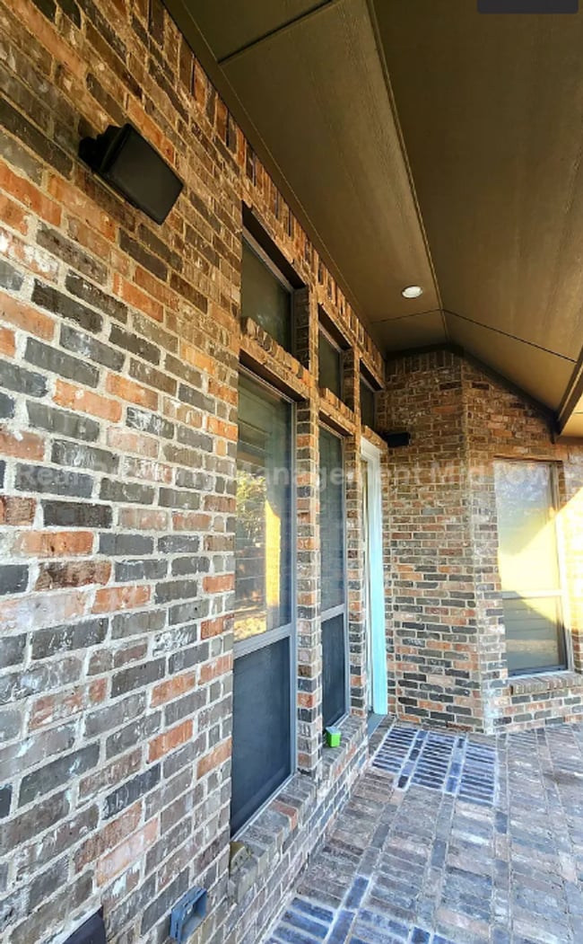 Building Photo - Well-Planned 4BR/3BA—Space for Guests, Off...