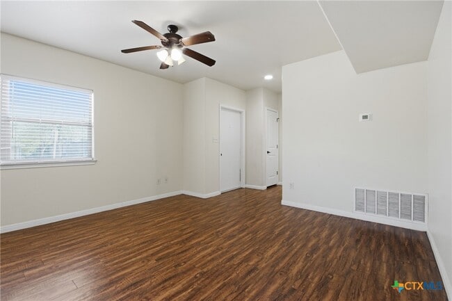 Building Photo - 302 W San Antonio St