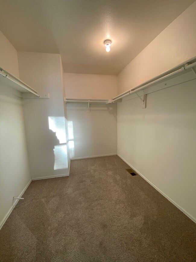 Building Photo - Large home in Highlands Ranch!! 4 bedrooms, 2 baths! 2-car garage!!