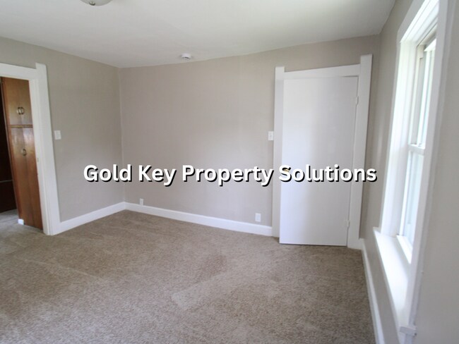 Building Photo - 2 BR 1 BA House with New Carpet and Paint ...