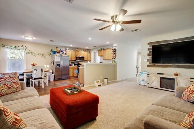 Building Photo - 450 Carriage Way