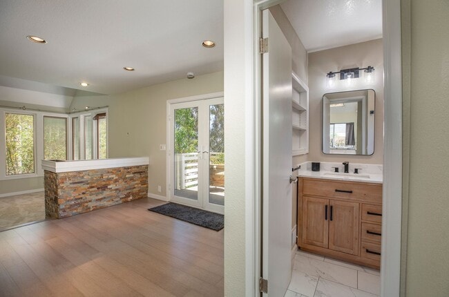 Building Photo - Hillside La Mesa, single family home, 3Bed...