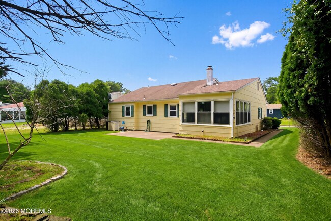 Building Photo - 943 Edgebrook Dr N
