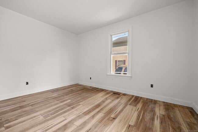 Building Photo - 530 Jane St