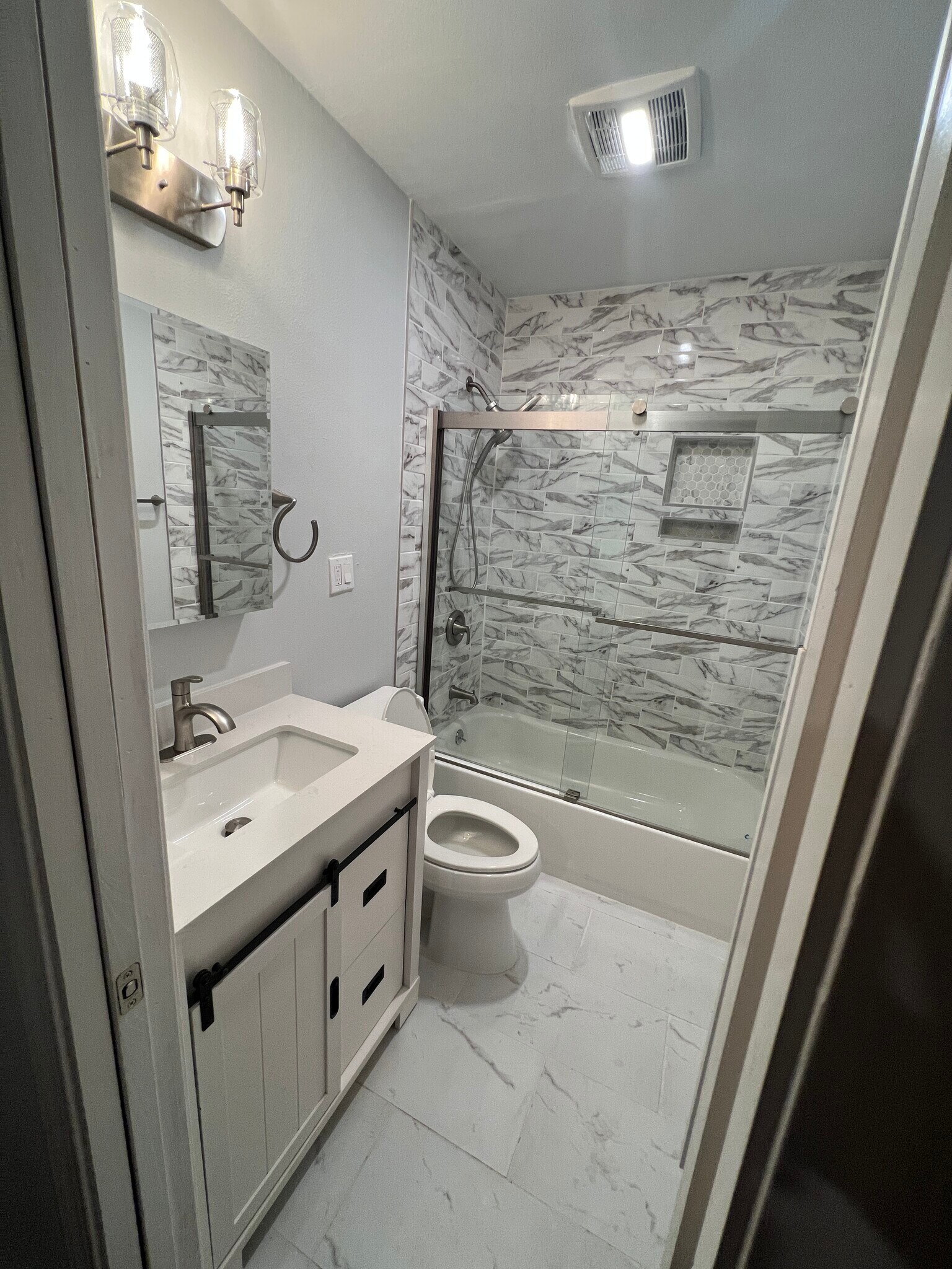 Bathroom - 4315 W Alabama St