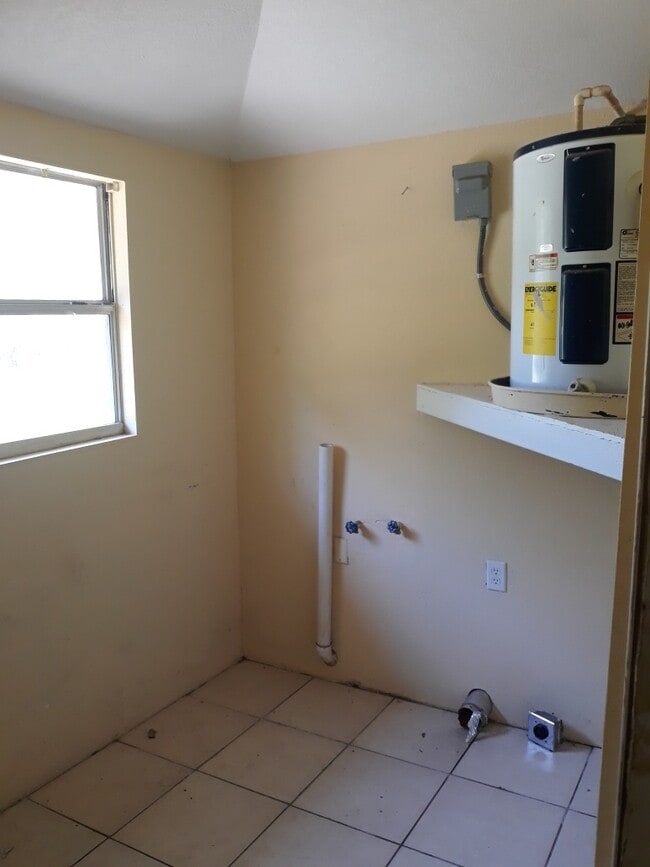 Building Photo - 1001 Lucas St