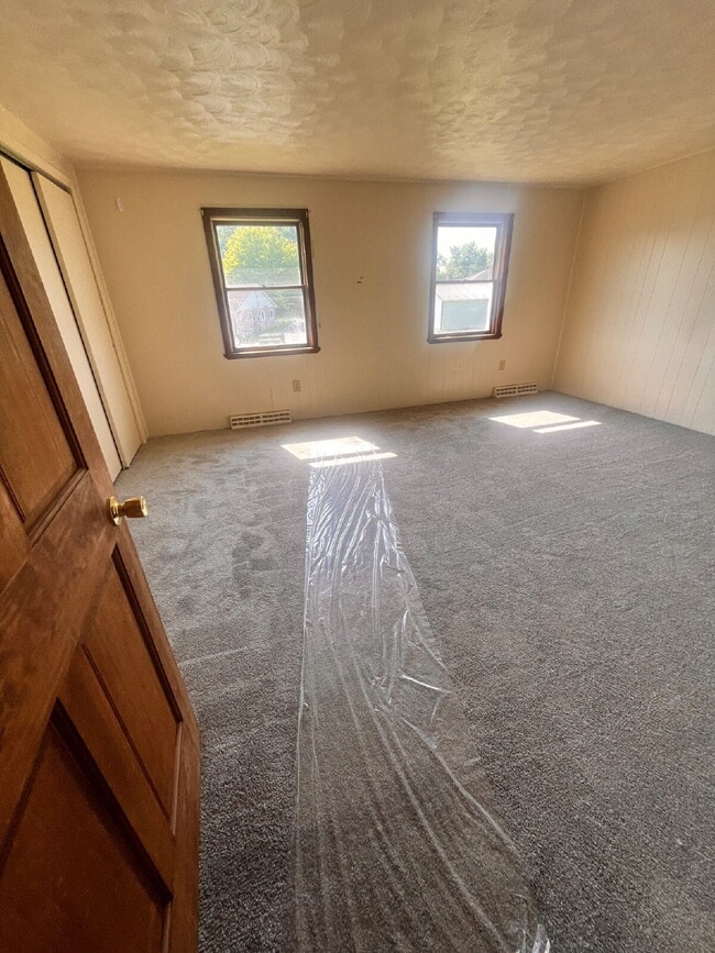 Building Photo - 2 Bedroom Townhouse Available!!