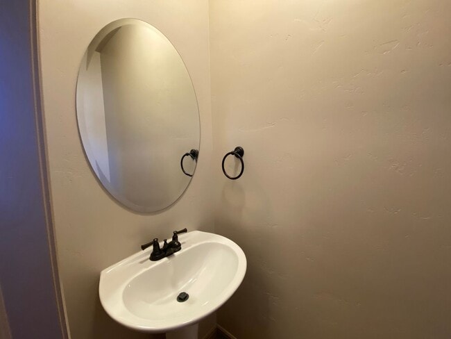 Building Photo - DARLING TOWNHOME AVAILABLE FOR RENT!