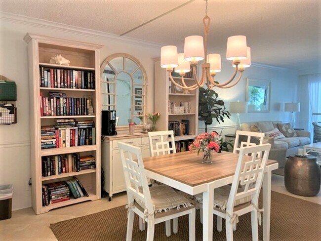 Building Photo - 2BR/2BA Ground Level Condo in Venice Ave C...