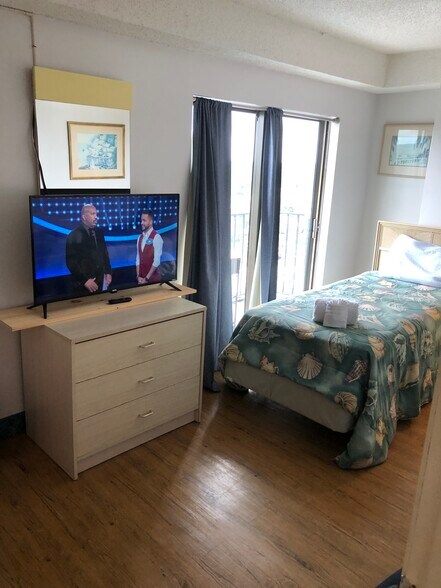 2nd BR 2 twin beds - 1605 S Ocean Blvd