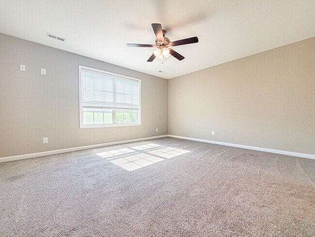 Building Photo - 135 Country Ln