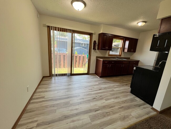 Building Photo - 2 Bed/1 Bath Duplex with Garage and Unfinished Basement!
