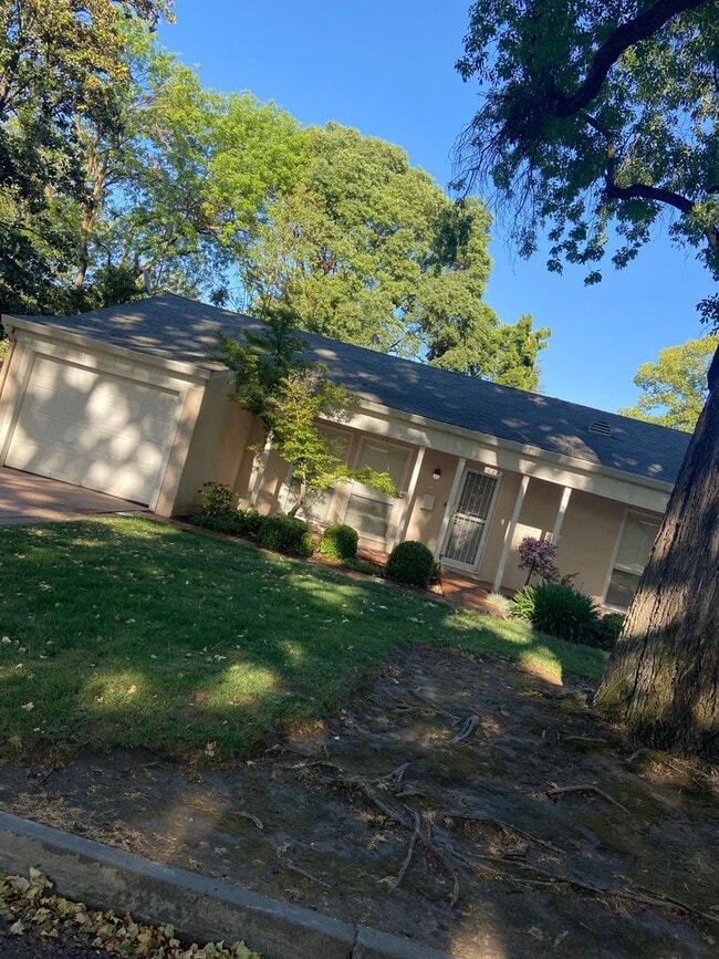 Building Photo - Cute 2 Bedroom Home in the College Neighbo...