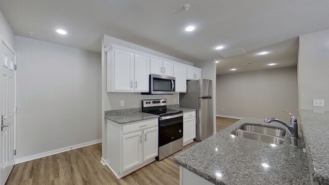 Building Photo - Condo Style Lower 2 Bedroom 2 Bathroom plus Den Apartment