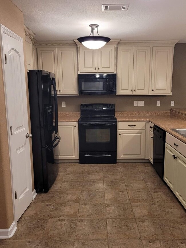 Building Photo - Spacious 3BD/2BA Home Near Moody AFB | Ope...