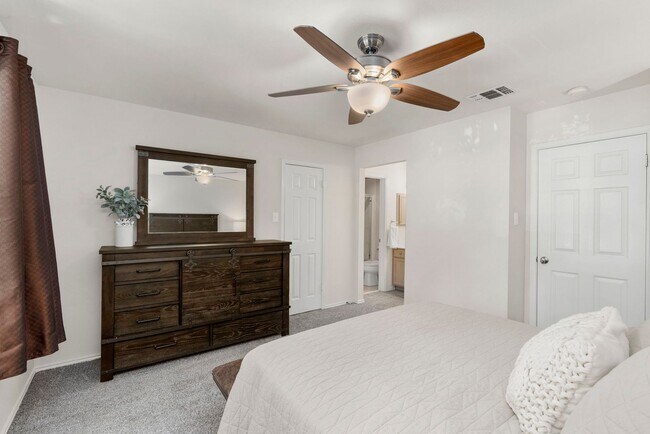 Building Photo - Stylish Townhome Living in Oak Creek