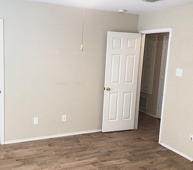 Building Photo - 1012 Hampton Dr