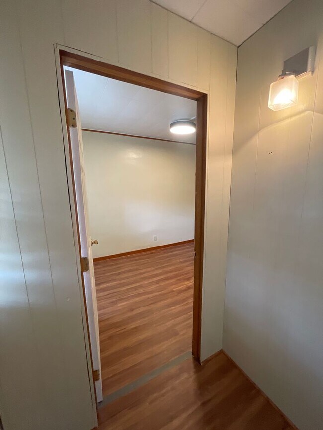 Building Photo - Renovated 3 bed 1 bath with River views fr...