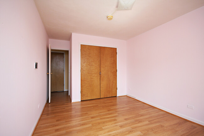 Building Photo - Student-Friendly UVA Apartment (Lease Pend...