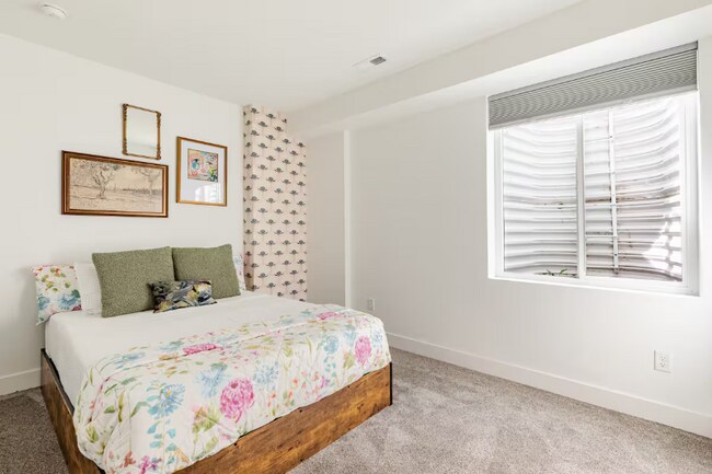 Building Photo - 2824 W Parkside Pl