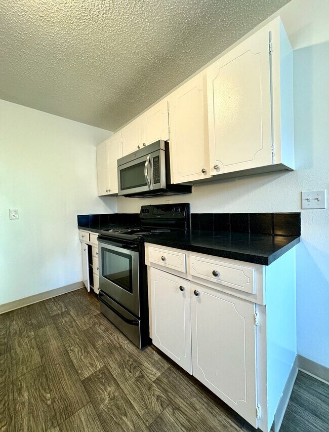 Building Photo - **$750 DEPOSIT & FREE FIRST MONTH'S RENT** Hudson Court - Spacious Main Floor Unit~ Great Natural...