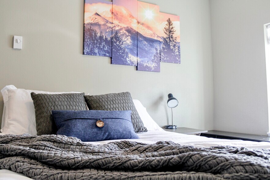 Building Photo - 1987 Palm Dr