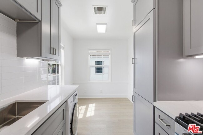 Building Photo - 8613 W Olympic Blvd