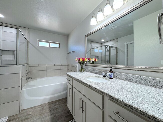 Building Photo - Beautiful 3 Bed 2 Bath with Refrig A/C!