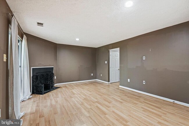 Building Photo - 43515 Blacksmith Square