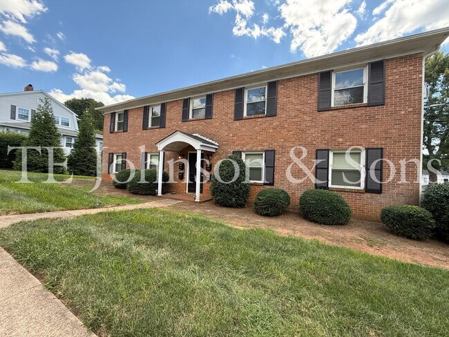 Building Photo - Modern 2 Bedroom Apartment with Water Incl...