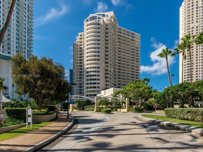 Building Photo - 888 Brickell Key Dr