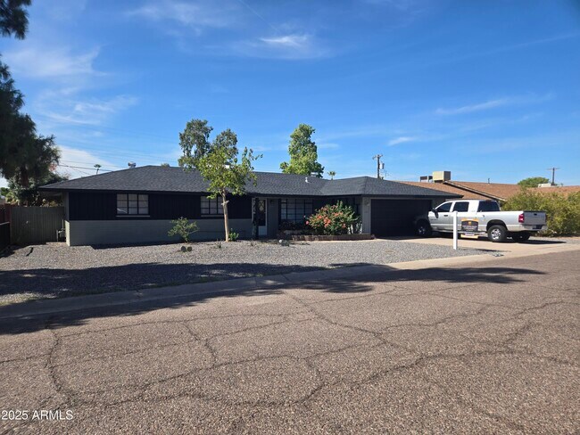 Building Photo - 3731 W Fleetwood Ln