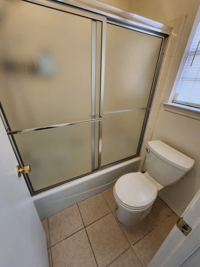 Building Photo - 3 bed 2 bath duplex