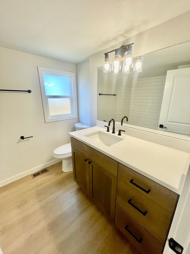 Building Photo - 5-Bedroom, 2 Bathroom Home with In-Unit Wa...