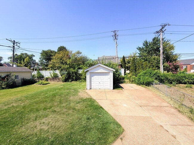 Building Photo - 5837 Hampton Ave