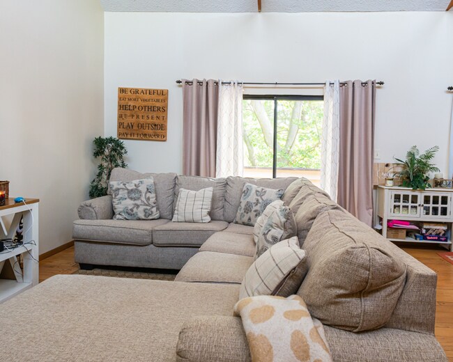 Building Photo - 10 Longstream Ct