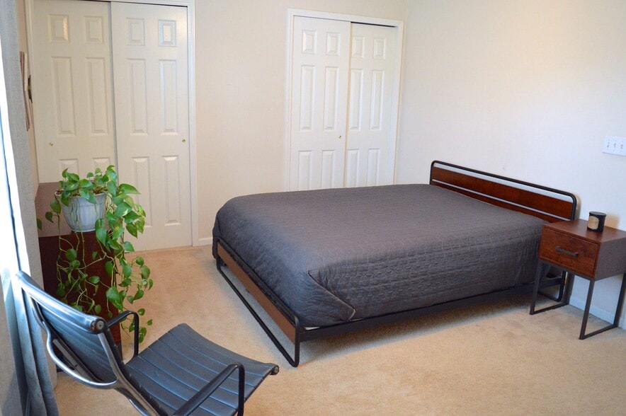 Building Photo - 5432 N Hickory St